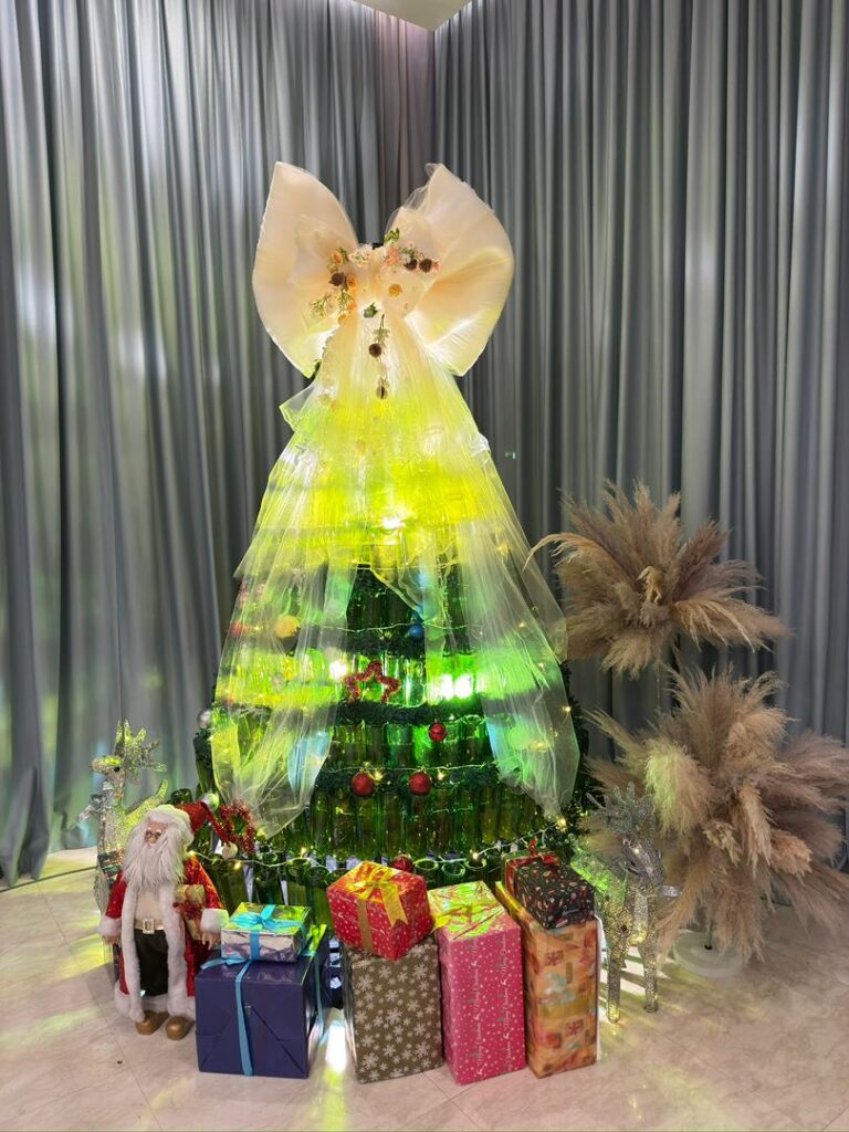 Read more about the article Somerset Damansara Uptown Unveils Christmas Tree Made from Recycled Bottles, Celebrating Creativity, Community, and Sustainability